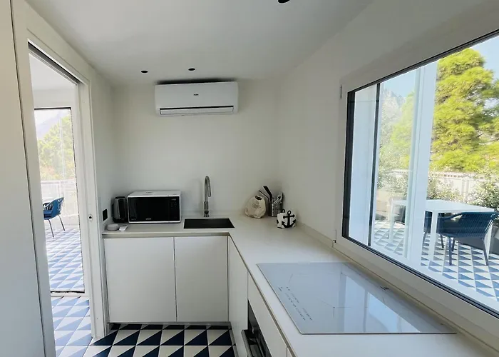 Design With Private Pool * Carini